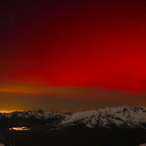 Aurores rouges au-dessus des Alpes