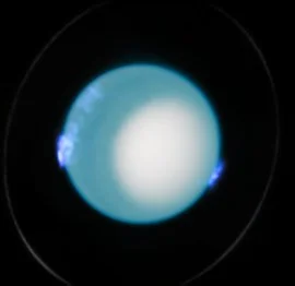 La planète Uranus avec son anneau, et des aurores à différents endroits